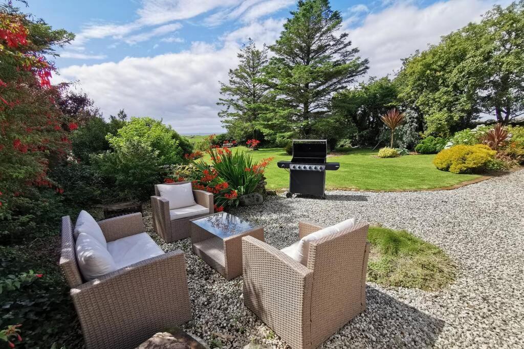 Villa Cosy, Coastal Retreat With A Large Garden Monreith Esterno foto